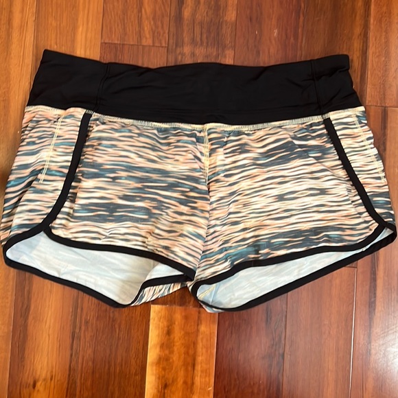 Lululemon shorts Size 8,4 inch - Picture 1 of 3